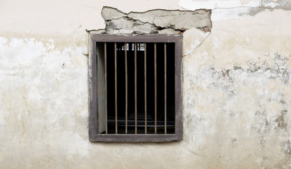Fototapeta na wymiar Old cracked wall with a window