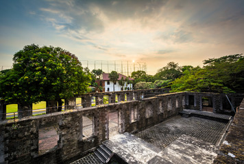 Obraz na płótnie Canvas Sunset over the ruins of the walls at Fort Santiago, in Intramur