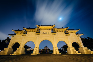 Obraz premium The Freedom Square Memorial Arch at night, at Taiwan Democracy M
