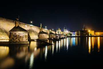 Fototapeta premium The Vltava and Charles Bridge at night, in Prague, Czech Republi