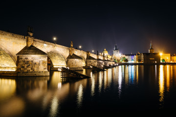 Fototapeta na wymiar The Vltava and Charles Bridge at night, in Prague, Czech Republi