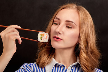 Obraz premium woman with sushi