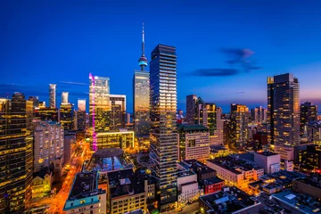 Photo sur Plexiglas Toronto Vue des bâtiments modernes au crépuscule au centre-ville de Toronto, en Ontario