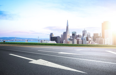 Obraz premium empty road with cityscape and skyline of san francisco at sunris