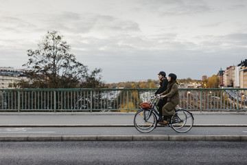 Sweden, Uppland, Stockholm, Vasatan, Sankt Eriksgatan, Man and woman cycling on city street
