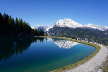 Fototapeta na wymiar Clear water lake with snow mountain background