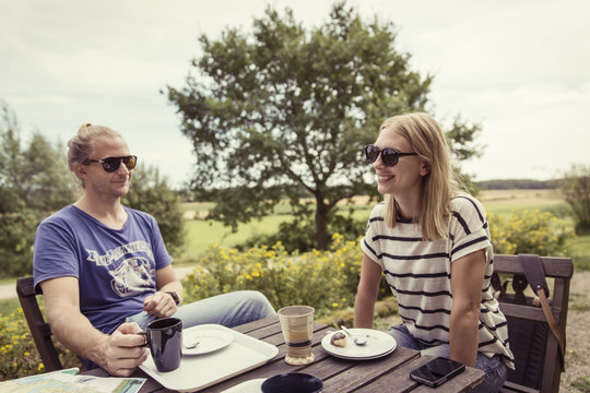 Sweden, Skane, Ostra Goinge, Couple relaxing at table