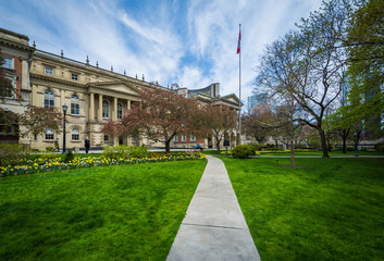 Fototapeta na wymiar Walkway and gardens outside Osgoode Hall, in Toronto, Ontario.