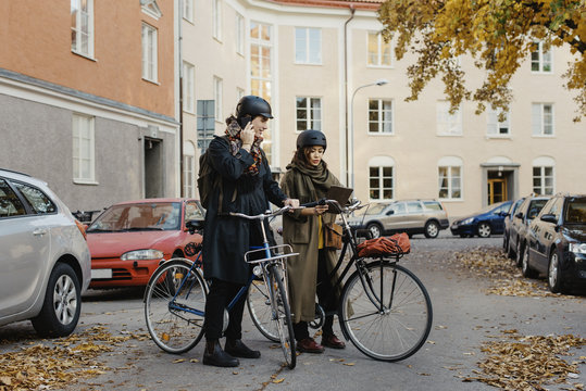 Sweden, Uppland, Stockholm, Vasastan, Rodabergsbrinken, Two people standing with bicycles outdoors