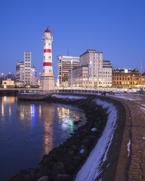Sweden, Skane, Malmo, Vastra Hamnen, Lighthouse in city at night