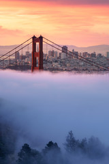 Lage mist in de vroege ochtend bij Golden Gate Bridge