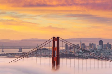 Selbstklebende Fototapete San Francisco Niedriger Nebel am frühen Morgen an der Golden Gate Bridge