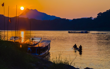 Fototapeta na wymiar Sunset at Mekong river, Luang prabang Laos.