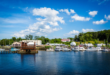 Fototapeta na wymiar Boats and buildings along the Seekonk River, in Providence, Rhod