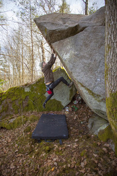  Sweden, Vastergotland, Gorasberget, Man rock climbing
