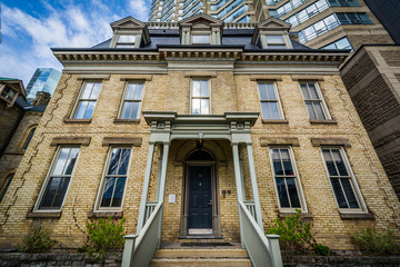Obraz premium Brick house on Simcoe Street, in downtown Toronto, Ontario.