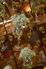 Weinglas mit Schleierkraut