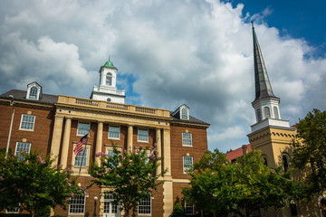 Fototapeta na wymiar Church and Courthouse along Washington Street in Alexandria, Vir