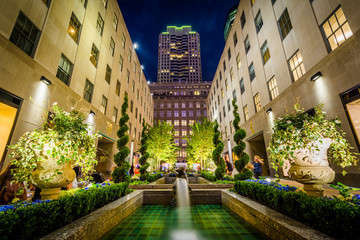 Fountains and buildings at Rockefeller Center at night, in Midto