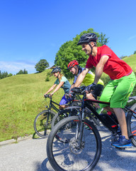 Naklejka premium gutgelaunte Radfahrer rollen mit dem Pedelec bergab