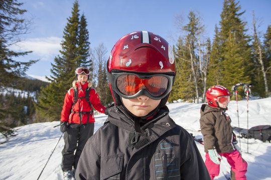 Norway, Osterdalen, Trysil, Mom and her two children (4-5, 8-9) walking down ski slope