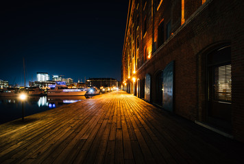 Fototapeta na wymiar Henderson's Wharf at night, in Fells Point, Baltimore, Maryland.