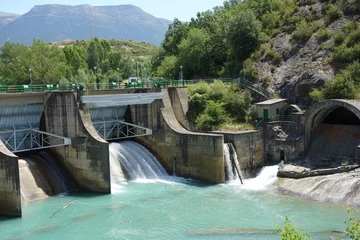 Crédence de cuisine en verre imprimé Barrage Barrage à midi dans la ville de Sabiñanigo, Espagne. Prise le 9 juillet 2016