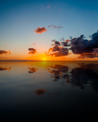 coucher de soleil sur la mer à l'île Maurice 