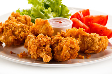 Fried chicken nuggets and vegetables 