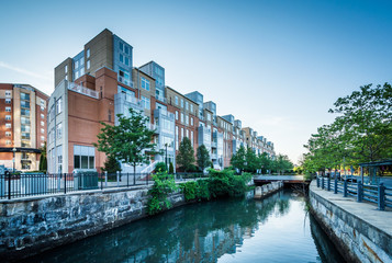 Fototapeta premium Modern buildings and the Providence River, in downtown Providenc