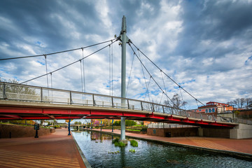 Fototapeta na wymiar Modern pedestrian bridge over Carroll Creek, in Frederick, Maryl