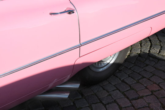 Seitlicher Auspuff an klassischem amerikanischem Auto in rosa