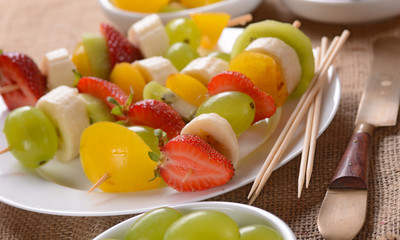 spiedini di frutta assortita