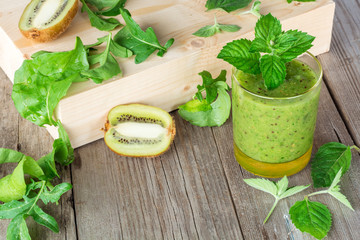 Ingredients for the preparation of: kiwi, arugula, mint and glass smoothies