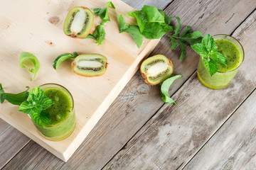 Ingredients for preparation of: kiwi, arugula, mint and two glasses smoothies