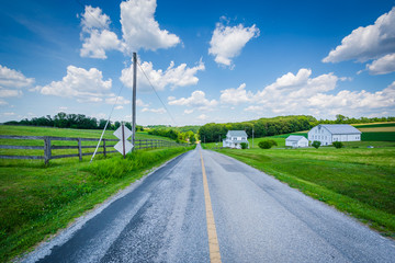 Fototapeta na wymiar Rural country road near Seven Valleys, in York County, Pennsylva