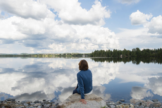 Sweden, Jamtland, Ratanssjon, Woman looking at lake
