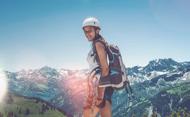 Crédence de cuisine en verre imprimé Alpinisme Fit young female mountaineer on an alpine summit