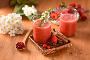 frullato di fragole e frutti di bosco