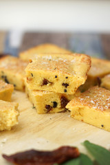 Pane di mais con olive e pomodori secchi
