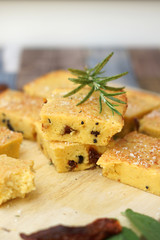 Pane di mais con olive e pomodori secchi