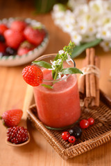 frullato di fragole e frutti di bosco