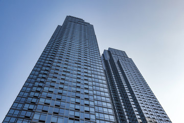 Fototapeta na wymiar facade of skyscraper in New York under blue sky