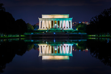 Obraz premium The Lincoln Memorial and Reflecting Pool at night, at the Nation