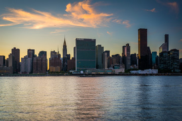 Fototapeta premium Panoramę Manhattanu o zachodzie słońca, widzianą z Long Island City, Que