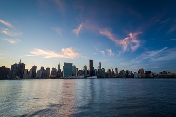 Obraz premium The Manhattan skyline at sunset, seen from Long Island City, Que