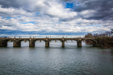 Fototapeta na wymiar The Market Street Bridge over the Susquehanna River, in Harrisbu