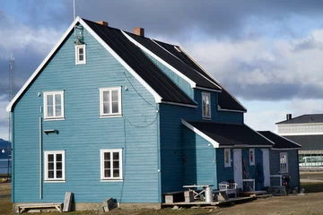 Deurstickers ny alesung in the svalbard island near north pole  typical houses built by the coal miners © franco lucato