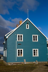 Obraz premium ny alesung in the svalbard island near north pole typical houses built by the coal miners