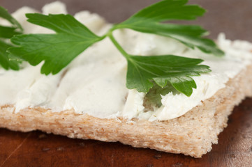 Crisp bread with curd cheese